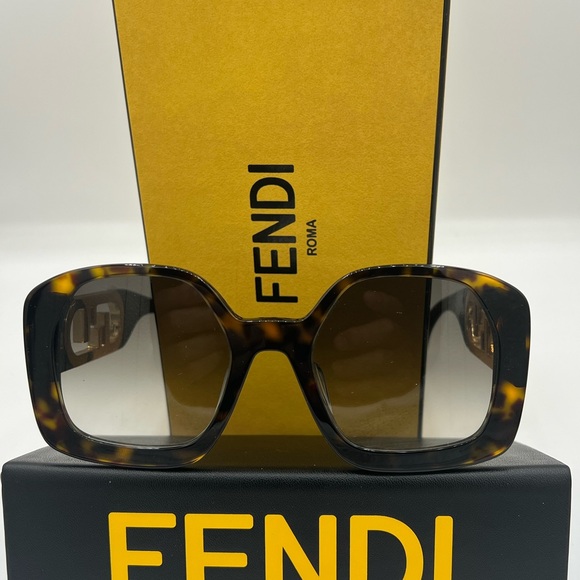 Brand New Fendi Sunglasses FE40048U - Picture 2 of 3